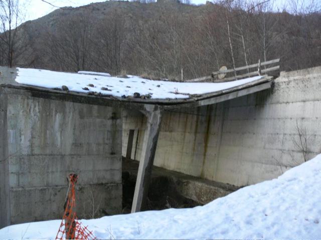 Santo Stefano Aveto (GE) / Cestovia Cabinovia Monte Bue : Crollo parziale della stazione inferiore