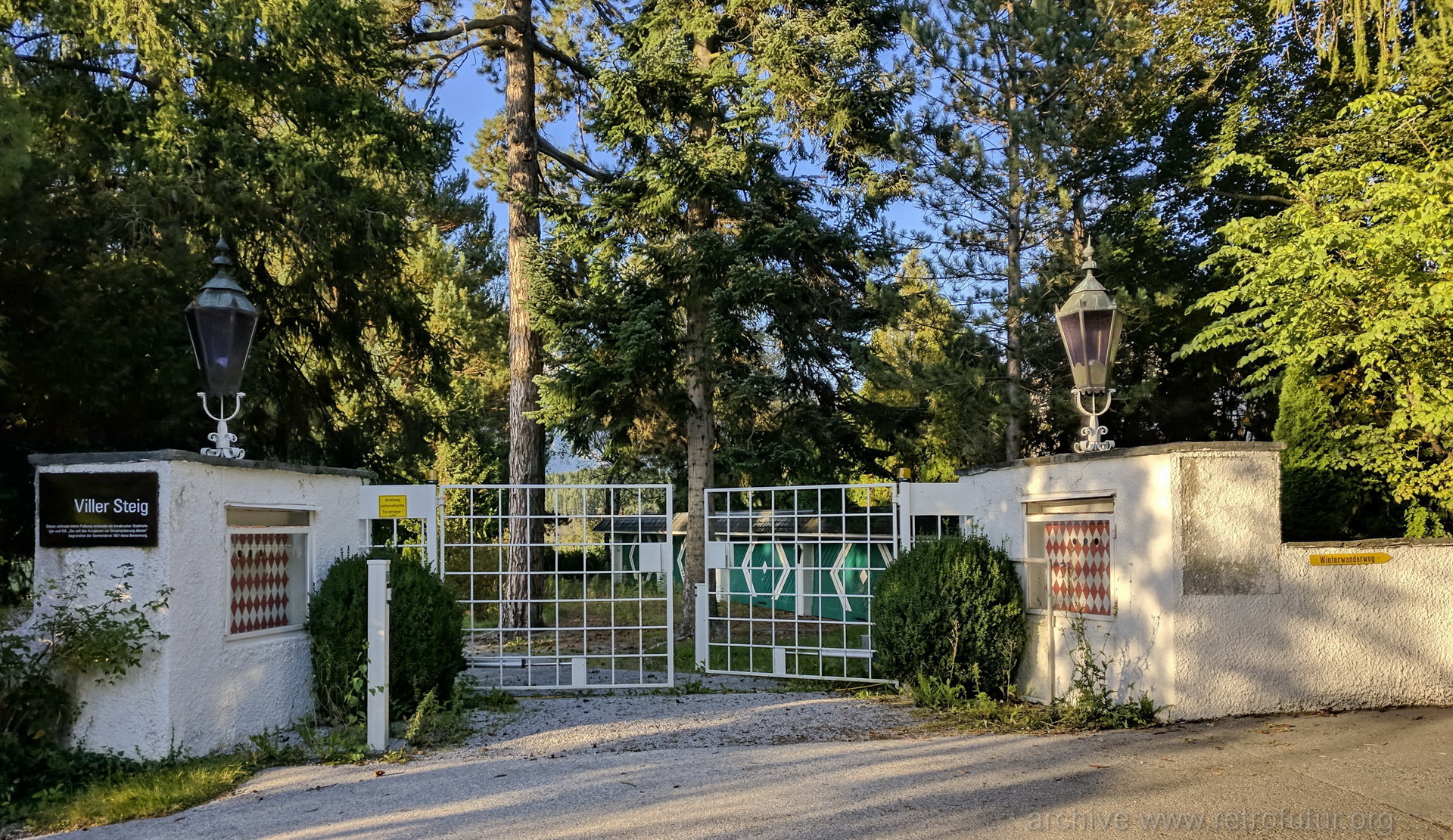 Tribute to Schlosshotel Igls : Here it is. Wait. An open gate and no 