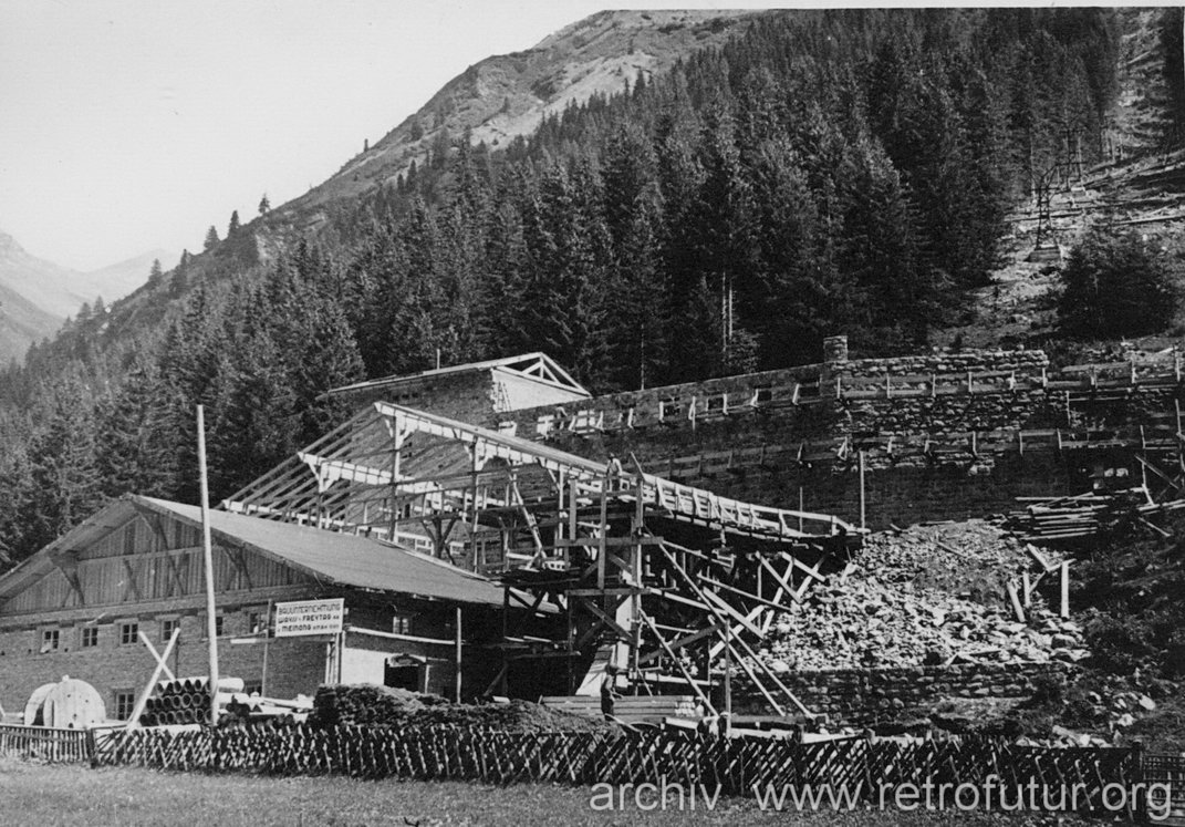 Die Zeit bis 1945 : Erzaufbereitungsanlage in regionaler Stein / Holzbauweise. Rechts die Trasse der Seilbahn.