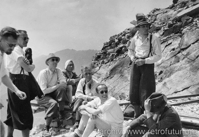 Leitende Angestellte bei der Rast vor dem Stollenmund (57.28 KByte) Die Zeit bis 1945 : Leitende Angestellte bei der Rast vor dem Stollenmund