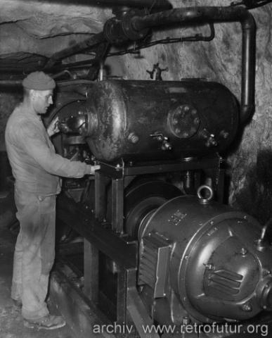 Kompressoranlage zur Erzeugung von Druckluft zum Betrieb der pneumatischen Bohrmeißel (29.13 KByte) Bergwerk : Kompressoranlage zur Erzeugung von Druckluft zum Betrieb der pneumatischen Bohrmeißel