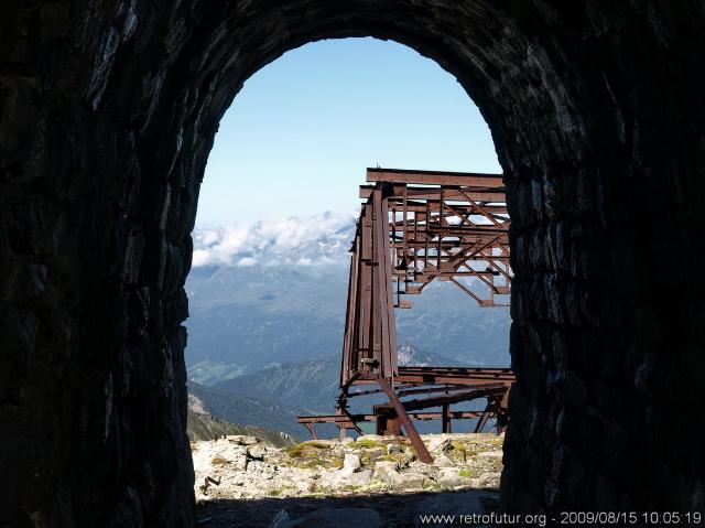 Blick aus dem rechten Seilbahnstollen auf das Kuppengerüst (43.74 KByte) Die Zeit bis 1945 : Blick aus dem rechten Seilbahnstollen auf das Kuppengerüst