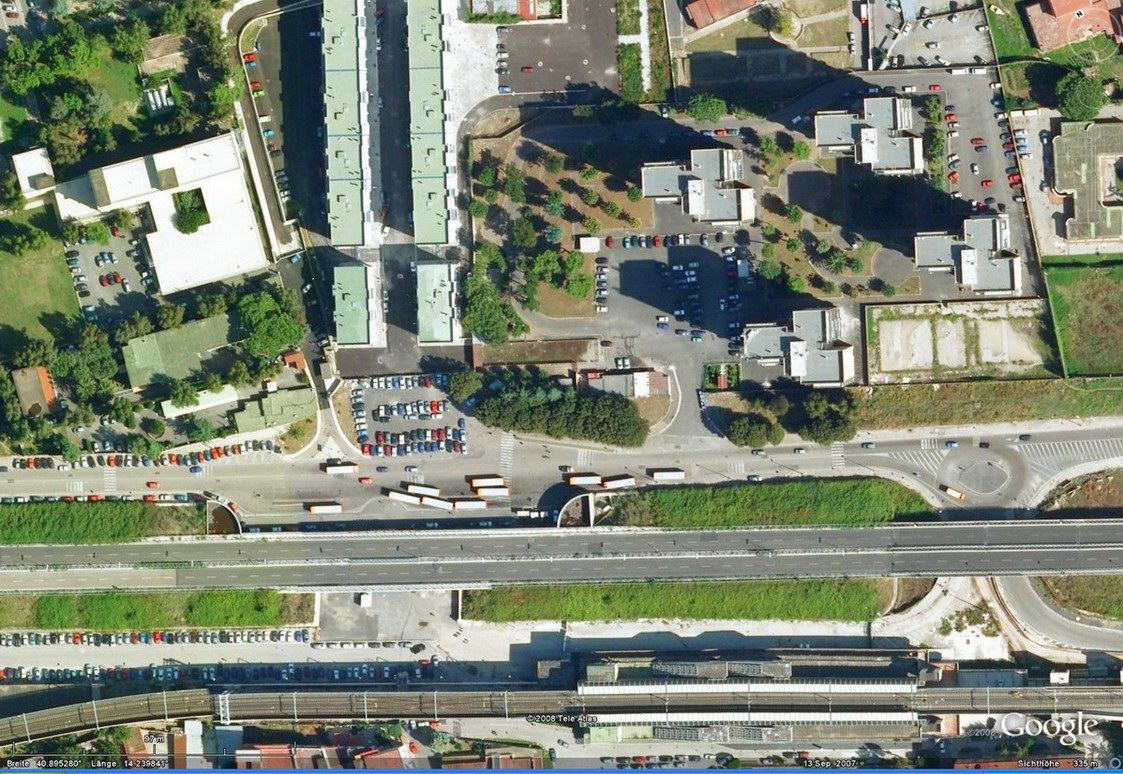 Neue Situation: Fussgängerzugang zur Metrostation (321.54 KByte) La Superstrada di Scampia : Neue Situation: Fussgängerzugang zur Metrostation