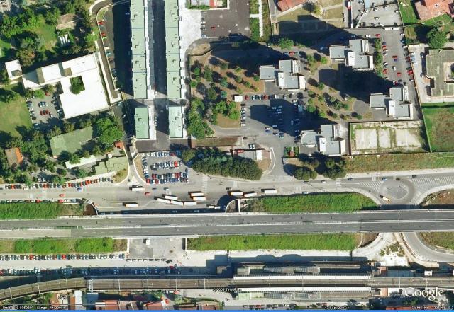 Neue Situation: Fussgängerzugang zur Metrostation (81.16 KByte) La Superstrada di Scampia : Neue Situation: Fussgängerzugang zur Metrostation