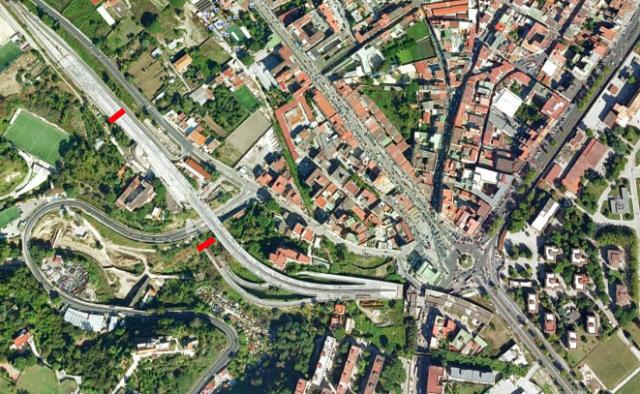 Übersicht. Rechts unten der den Ortsteil dominierende Kreisverkehr, den das wuchtige aber dennoch organisch wirkende Brückenbauwerk entlasten soll (84.84 KByte) La Superstrada di Scampia : Übersicht. Rechts unten der den Ortsteil dominierende Kreisverkehr, den das wuchtige aber dennoch organisch wirkende Brückenbauwerk entlasten soll