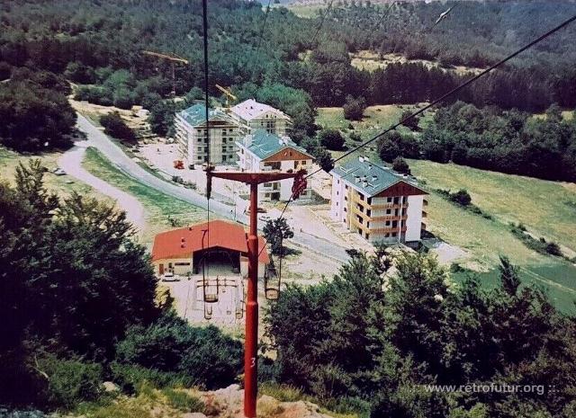 Campo di Giove (AQ) /  Cestovia Piane-Guado di Coccia : Salendo in funivia. Nascono ulteriori condomini