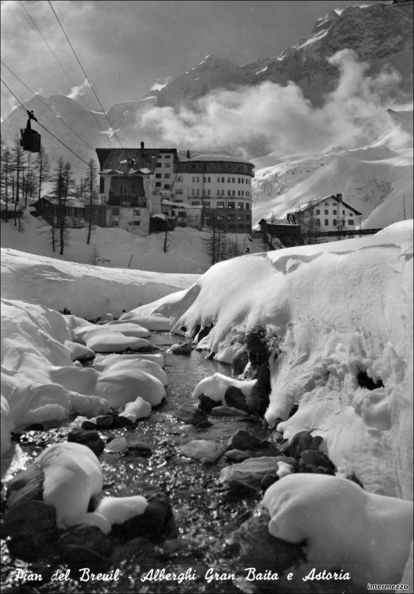 Stazione Museroche / La Gran Baita : Architettura ed ambiente anni 50: Prima che la natura sotto la funivia fu trasformata in mega parcheggio.