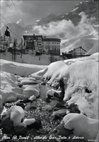 Stazione Museroche / La Gran Baita : Architettura ed ambiente anni 50: Prima che la natura sotto la funivia fu trasformata in mega parcheggio.