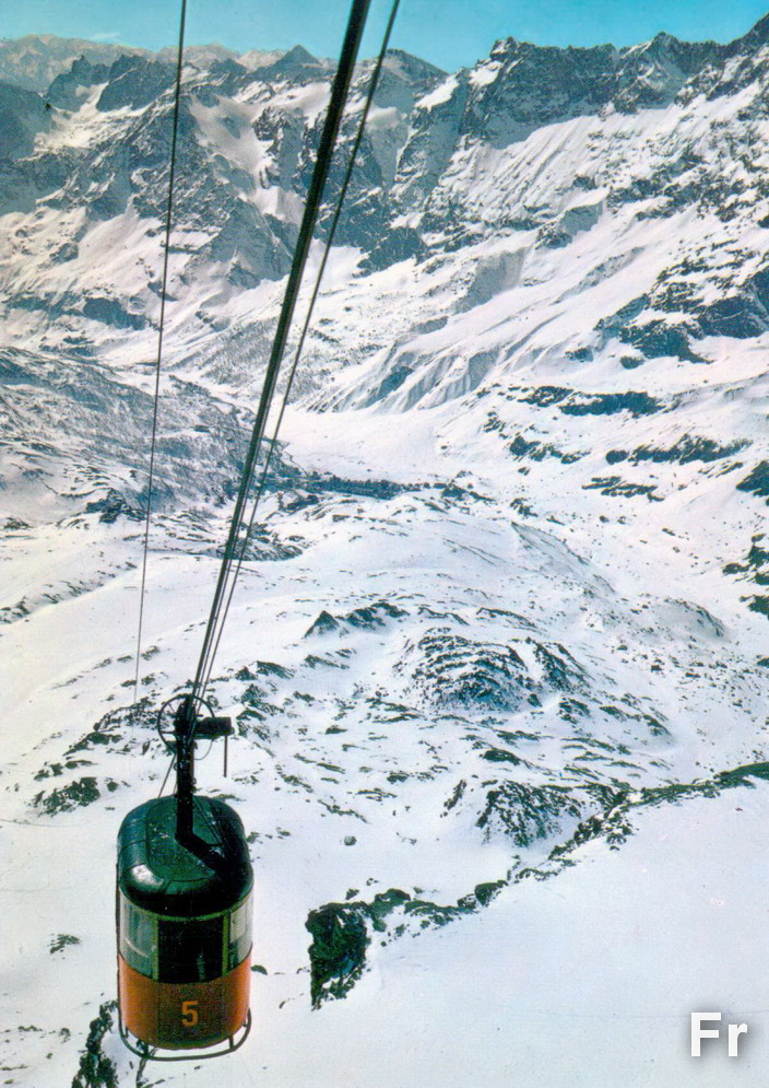 Die Bergstation der Furggenbahn auf 3492m und der Skitunnel : Vista verso Cervinia, ca. 1970