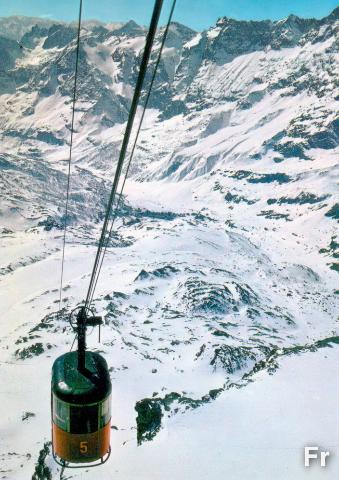 Die Bergstation der Furggenbahn auf 3492m und der Skitunnel : Vista verso Cervinia, ca. 1970