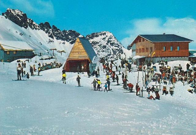 Passo Tonale (TN) / Cestovia Cady e Cestovia Presena : La partenza degli ormai smantellati skilift estivi Graffer. A sinistra l'arrivo della Cestovia Presena