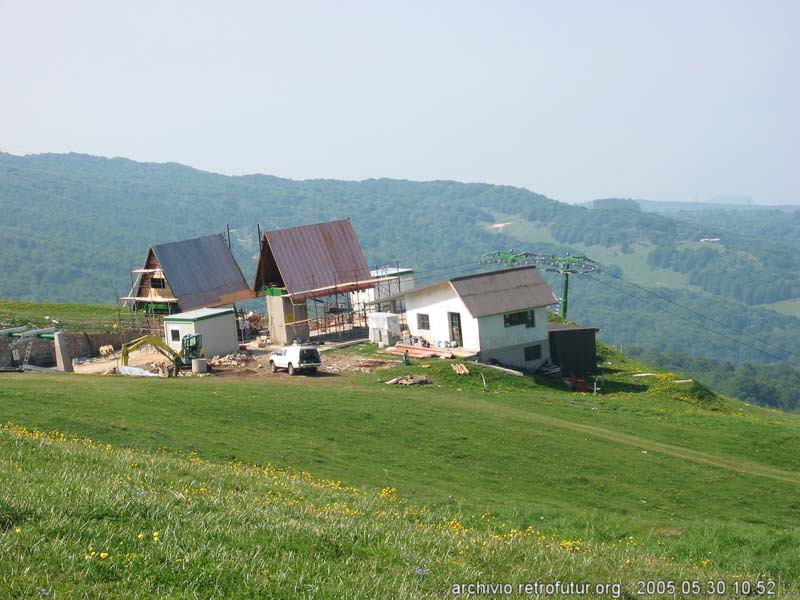 San Zeno / Cestovia Prada (VR)  - Monte Baldo : Stazione intermedia durante la fase di ricostruzione nel 2005: Da destra sale la cestovia da San Zeno, verso sinistra ha inizio la seggiovia