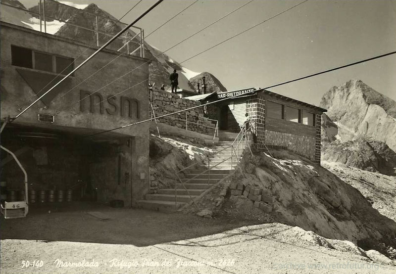 Penia (TN)  / Cestovia  Fedaia - Pian Fiacconi : Stazione della seconda generazione seggioviaria del 1963. La prima generazione del 1946 arrivava sulla piattaforma nel centro dell'immagine (omino nero) ed è già smontata