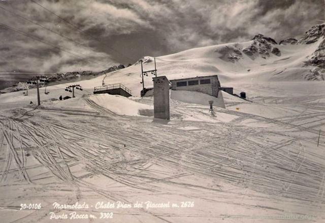 Marmolada - Chalet Pian dei Fiacconi m.2626 e Punta Rocca m.3302:
Rara cartolina con ambedue le seggiovie del 1946 e del 1963. (51.17 KByte) Penia (TN) / Cestovia Fedaia - Pian Fiacconi : Marmolada - Chalet Pian dei Fiacconi m.2626 e Punta Rocca m.3302:
Rara cartolina con ambedue le seggiovie del 1946 e del 1963.