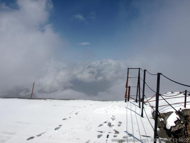 Die Bergstation der Furggenbahn auf 3492m und der Skitunnel : furggen_Aussen_230.JPG