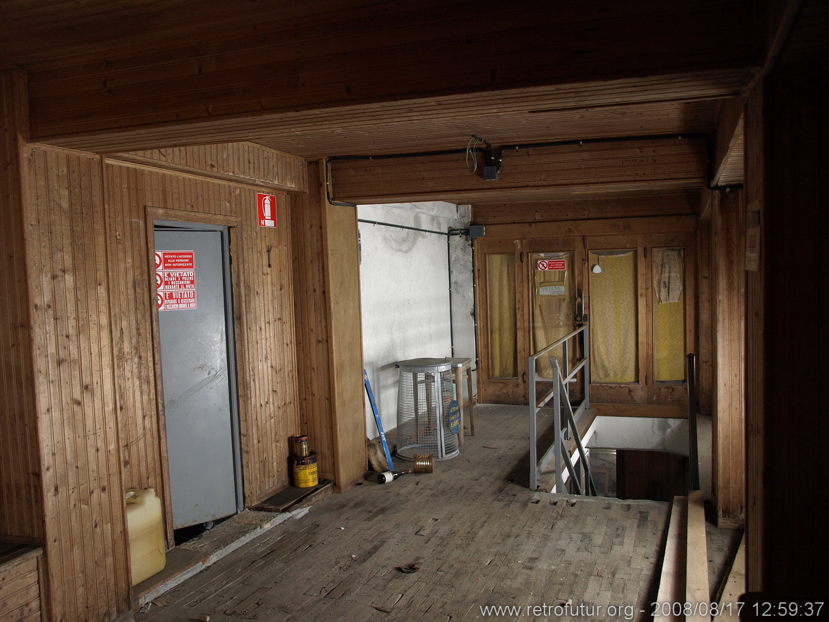 Die Bergstation der Furggenbahn auf 3492m und der Skitunnel : Im ersten Obergeschoss befand sich wohl die obligatorische Bar.