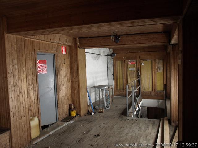 Im ersten Obergeschoss befand sich wohl die obligatorische Bar. (43.12 KByte) Die Bergstation der Furggenbahn auf 3492m und der Skitunnel : Im ersten Obergeschoss befand sich wohl die obligatorische Bar.