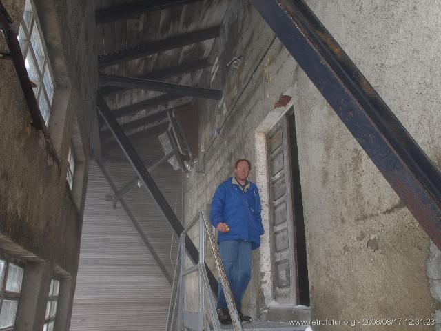 Die Bergstation der Furggenbahn auf 3492m und der Skitunnel : Theo lacht!