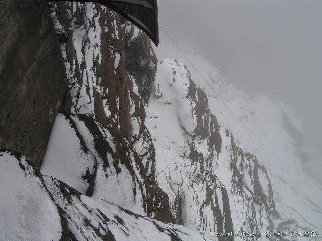 Die Bergstation der Furggenbahn auf 3492m und der Skitunnel : furggen_perron_009.JPG