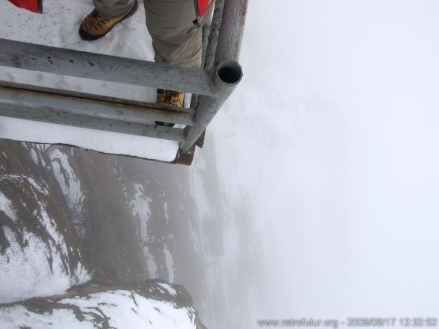 Die Bergstation der Furggenbahn auf 3492m und der Skitunnel : furggen_perron_020.JPG