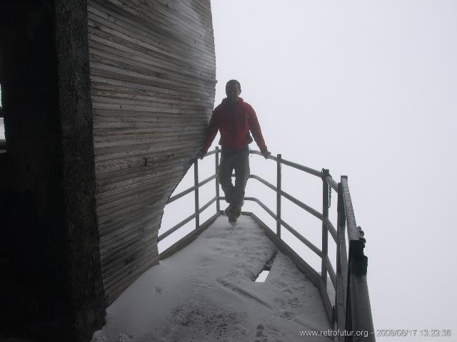 Die Bergstation der Furggenbahn auf 3492m und der Skitunnel : furggen_perron_023.JPG