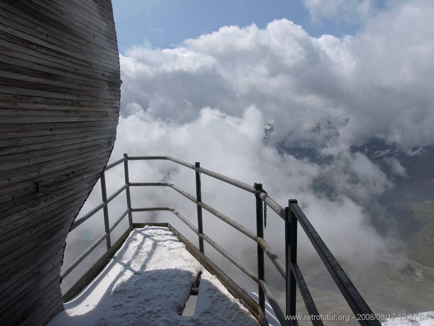 Die Bergstation der Furggenbahn auf 3492m und der Skitunnel : furggen_perron_032.JPG