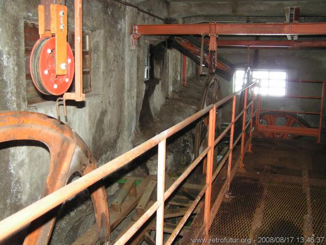 Die Bergstation der Furggenbahn auf 3492m und der Skitunnel : furggen_seilmechanik_002.JPG