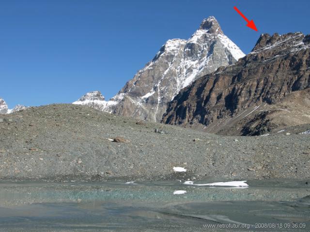 Il Cervino vigilia sul Furggen (sulla destra). (54.15 KByte) Die Bergstation der Furggenbahn auf 3492m und der Skitunnel : Il Cervino vigilia sul Furggen (sulla destra).