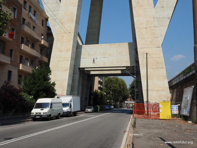 Foto Documentation August 2015 : The Morandi Polcevera passes right through the homes. Pylon 10 however did not collapse on August 14, 2018