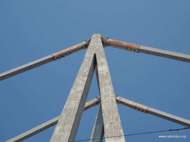 Foto Documentation August 2015 : Reinforced pylon number 10. The visible steel  sheathing has been added 1993 and later.  This is the middle of the three 90m high pylons