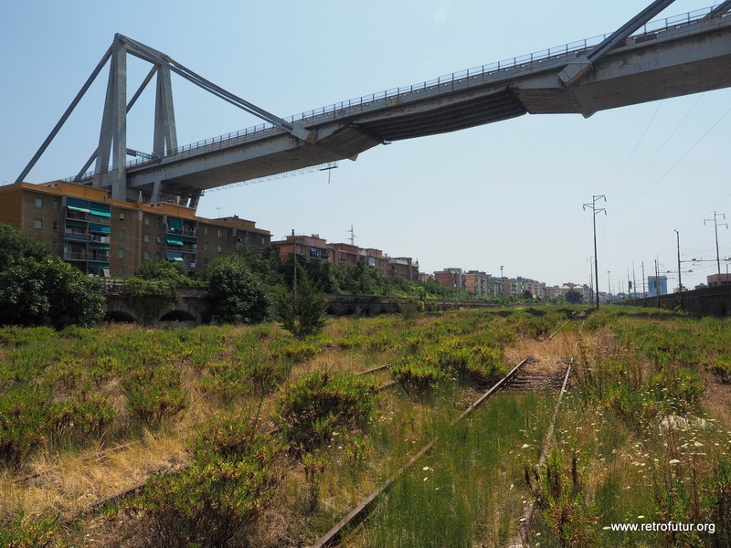 Foto Documentation August 2015 : The section of Morandi Polcevera bridge which collapsed on August 14, 2018.  Here it crosses a disused railway yard, but also the residential buildings on the left. The left tower (number 10) did not collapse, hence probably saving many lives in the build