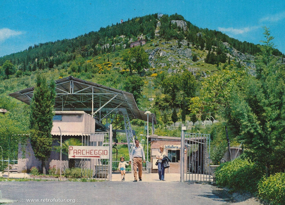 Gubbio (PG) * / Cestovia Colle Eletto : Stazione inferiore funiva Gubbio