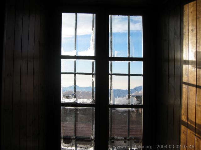 Rifugio Guglielmina (1878 - 2011) - Alagna : Ice crystal patterns spread organically along the window surface at the Rifugio Guglielmina