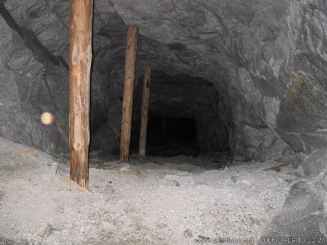 Verbindung vom Hauptstollen zur Seilbahnebene (47.72 KByte) Bergwerk : Verbindung vom Hauptstollen zur Seilbahnebene