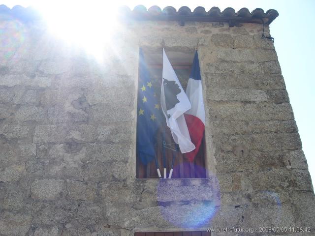 Levie - bavella - Rif.Asinao : Zuerst die Europafahne, dann die korsische, als letztes die französrsche Tricolore.