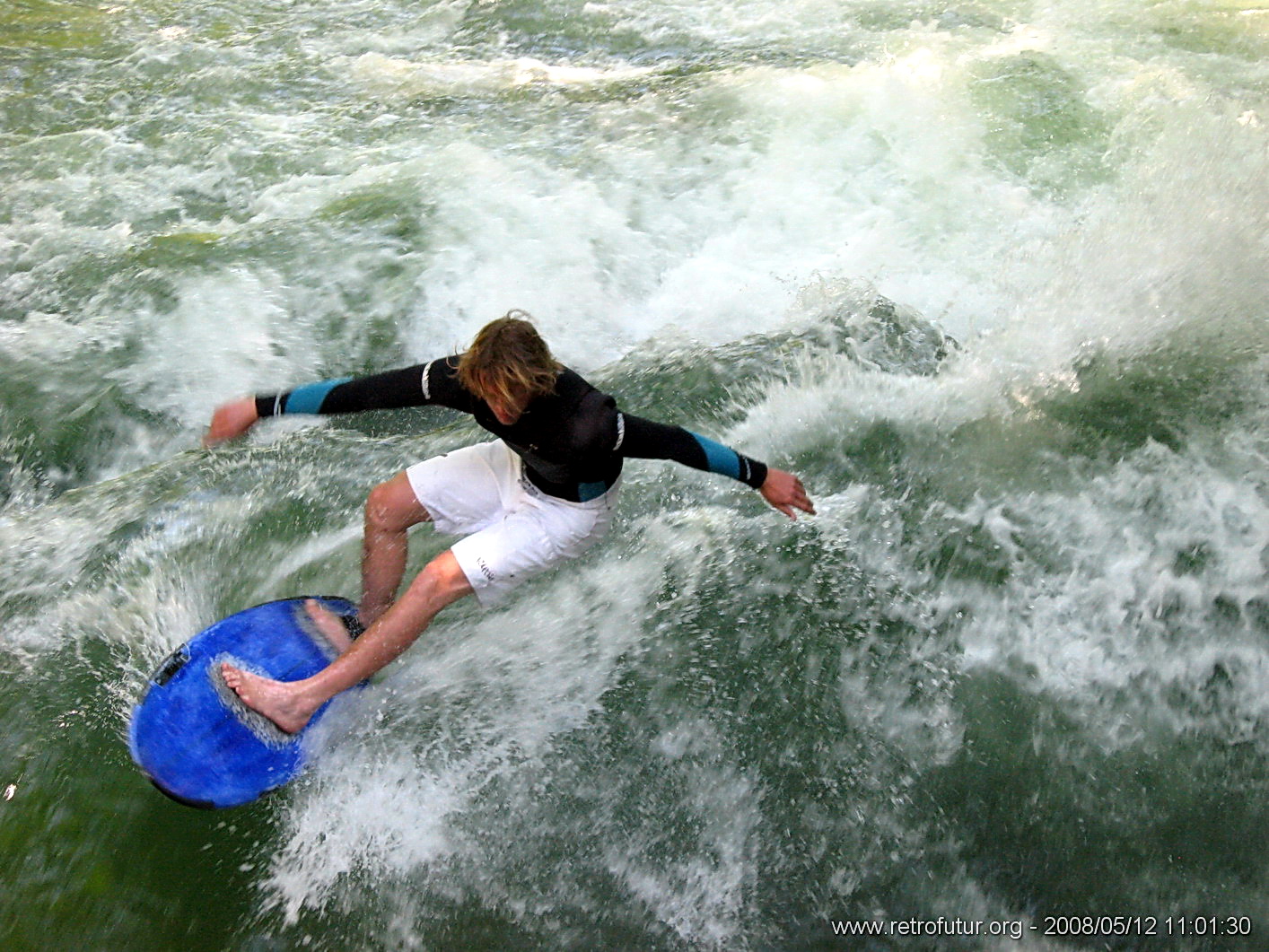 München : Eisbachsurfer surfend