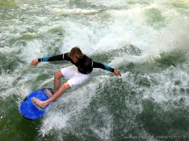 München : Eisbachsurfer surfend