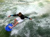 München : Eisbachsurfer surfend
