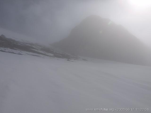 Il sole sta vincendo la battaglia contro la nebbia. Rionosciamo il promontorio con la galleria pedonale sospesa nel vuoto. (12.33 KByte) Aufstieg zur Bergstation entlang der