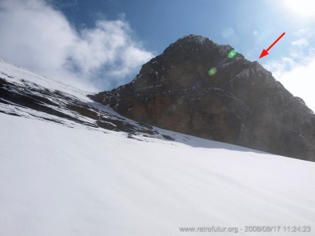 Due minuti più tardi, per qualche istande il sole ci permette la vista sulla parte finale del nostro percorso (25.78 KByte) Aufstieg zur Bergstation entlang der