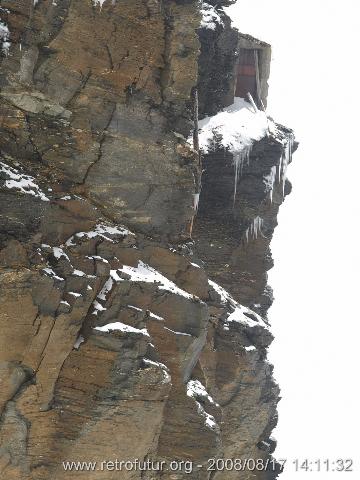 3: Invece del Ghiacciao il vuoto: Termine della galleria pedonale, che dava al ghiacciaio scomparso. (35.26 KByte) Die Bergstation der Furggenbahn auf 3492m und der Skitunnel : 3: Invece del Ghiacciao il vuoto: Termine della galleria pedonale, che dava al ghiacciaio scomparso.