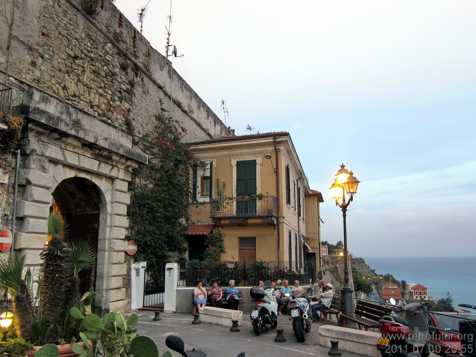 30.7. Anreise nach Ventimiglia : Blick vom Abendessenstisch. Szenerie. So viel.