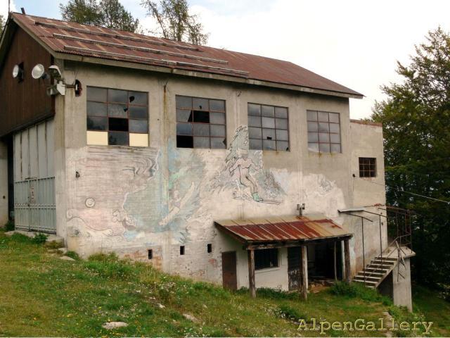 Locana (TO) / Cestovia Carello (I.) e Alpe La Cialma (II.) : Stazione intermedia (partenza secondo tronco: Da notare il murales