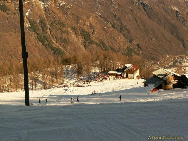 Locana (TO) / Cestovia Carello (I.) e Alpe La Cialma (II.) : Nuovo skilift (2008) presso la stazione intermedia della cestovia dismessa