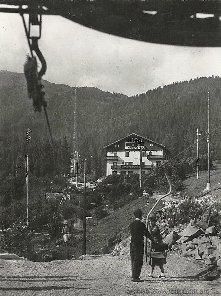Madonna di Campiglio (TN) / Cestovia Pradalago : Alla partenza della seggiovia monoposto che poi fu sostituito dalla cestovia Pradalago di Madonna di Campiglio