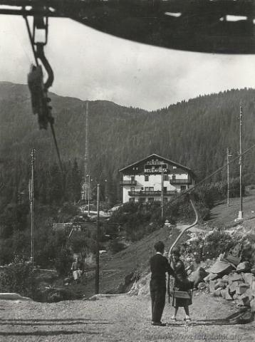 Madonna di Campiglio (TN) / Cestovia Pradalago : Alla partenza della seggiovia monoposto che poi fu sostituito dalla cestovia Pradalago di Madonna di Campiglio