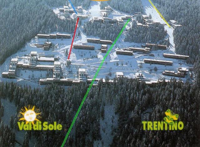 Veduta aerea (75.67 KByte) Marilleva (TN) / Telecabina Marilleva 1400 e Cestovia Albare : Veduta aerea