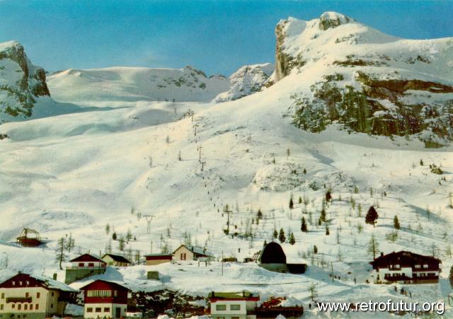 La cestovia intorno al 1975, come si presenta ancora oggi. A sinistra i resti della stazione valle della seggiovia monoposto chè fu distrutto durante la sua costruzione, poi abandonata. (57.14 KByte) Penia (TN) / Cestovia Fedaia - Pian Fiacconi : La cestovia intorno al 1975, come si presenta ancora oggi. A sinistra i resti della stazione valle della seggiovia monoposto chè fu distrutto durante la sua costruzione, poi abandonata.