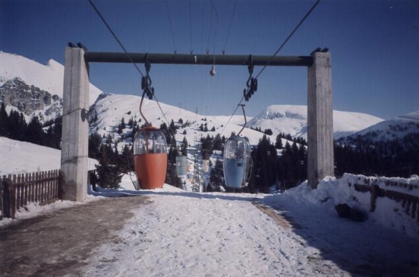 Meran 2000 (BZ) / Gondellift Piffinger Köpfl : Blick auf die Strecke von der Talstation