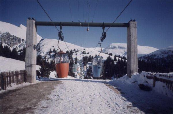 Meran 2000 (BZ) / Gondellift Piffinger Köpfl : Blick auf die Strecke von der Talstation